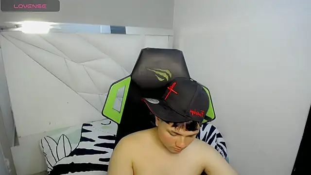 Czat XXX na żywo – Tommy_cotton