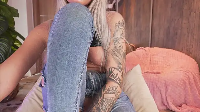 ArianaXO_ - my kitty needs a finger