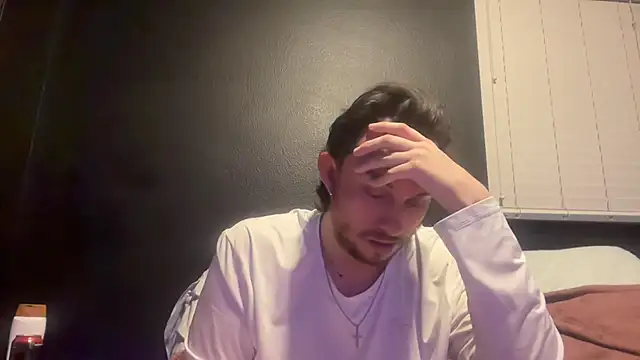צ'אט XXX בשידור חי של hungandcloudy