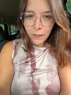 EmyLana - Squirt dehors lieu très risqué