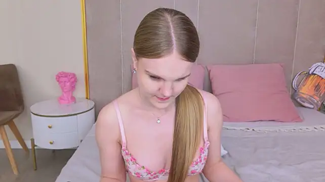 Lili_Lohan Adlı Modelin Canlı XXX Sohbeti