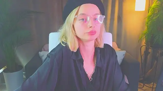 NoraMoreau's Live XXX Chat