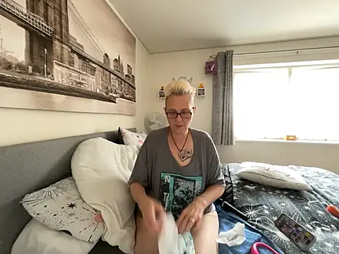 Curvy-Jinx's Live XXX Chat