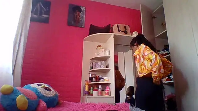 Queen-Amber Show in webcam