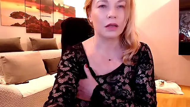 love-bionda Adlı Modelin Canlı XXX Sohbeti