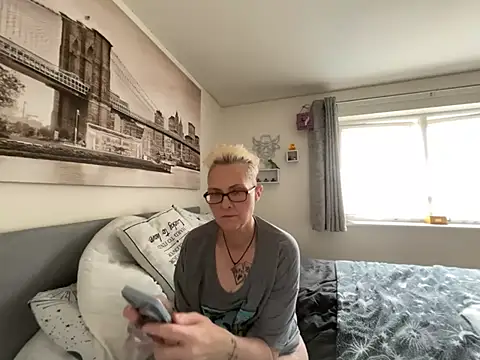 Curvy-Jinx Chat XXX live