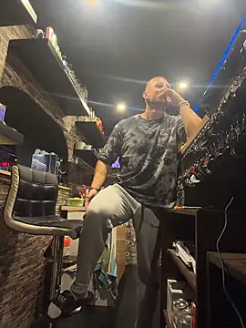 Johnytrain 现场XXX聊天