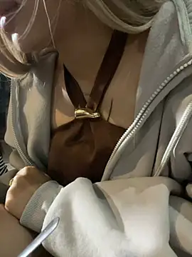 _AnneMia_ Adlı Modelin Canlı XXX Sohbeti