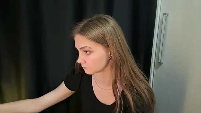 Babysmall_girl - to spread her ass and bend over for u
