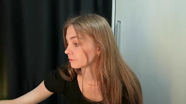 Babysmall_girl - to spread her ass and bend over for u