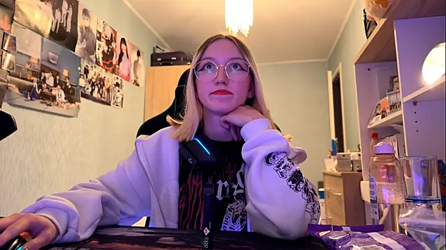 SoniaKotts - change clothes