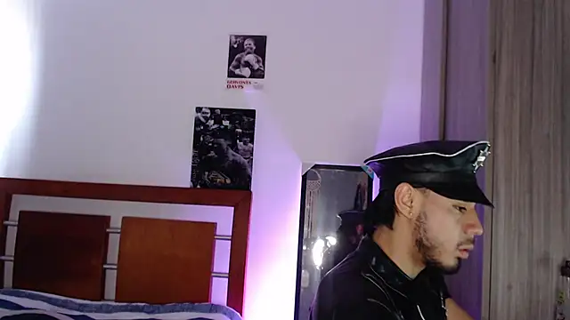 Chatroom XXX en direct de Taylor_DiamondBoy