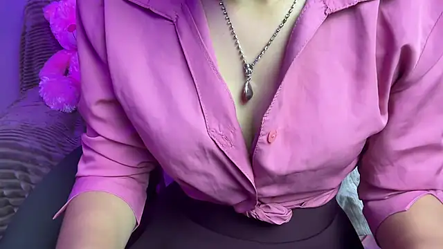 Chat +18 de QueenAngelena ao vivo