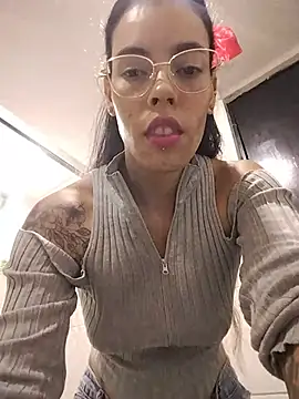 Pamelamiler__ - Show tits- pinch nipple