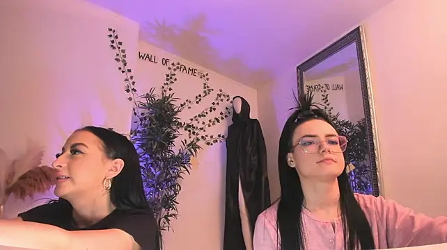 mira0_0's Live XXX Chat