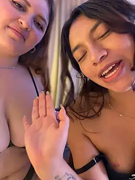 CocoaGigiMuse - PLAY WITH CLIT BETWEEN GIGI AND NIKKI