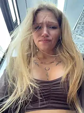 StreetSquirt - show cute panties front view in public