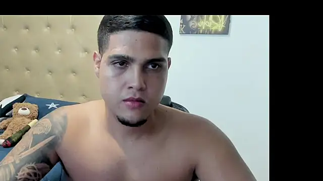 XXX chat uživo modela Latinboyco77