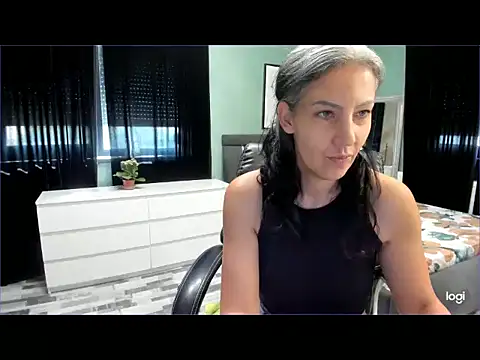 Chatroom XXX en direct de LexxxyDiamond