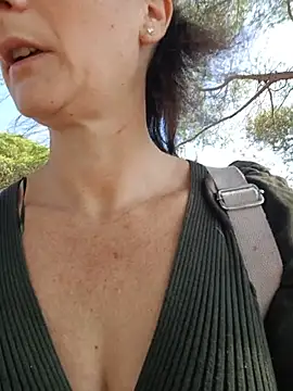 Caro252 - Joue avec ma petite chatte