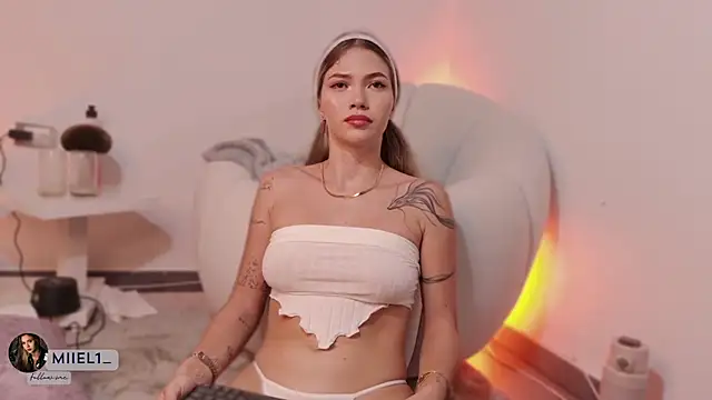 XXX chat uživo modela Miiel1_