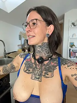 BrownieyQueen - Show 😺 + 2 Finger inside