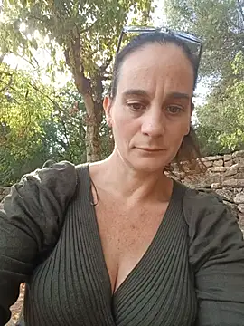 Caro252 - Seins dehors + 1 action de ton choix