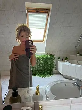AlexaVee_ Show in webcam