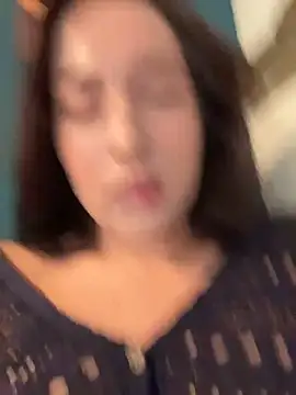 Holly_Play - flash hard nipples next to people