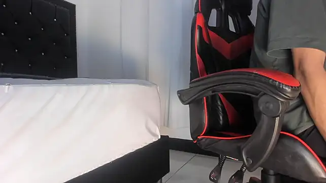 Chatroom XXX en direct de MaxLeons