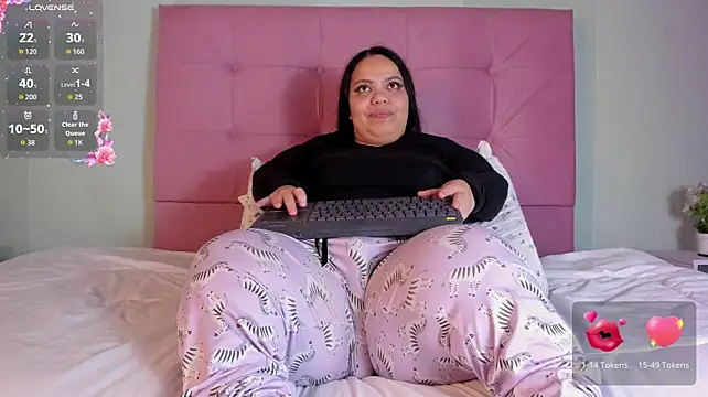 צ'אט XXX בשידור חי של adenile5