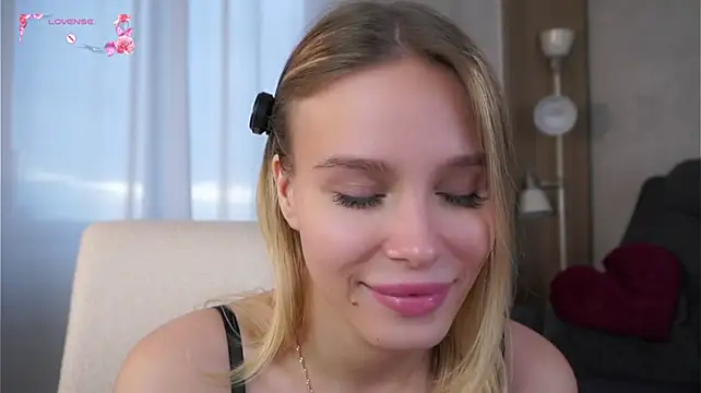 TaiteBayles - hand bra