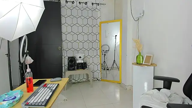 BWW-CINDY11 - Flash asshole! 🍑