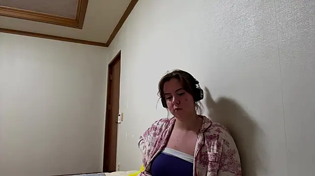 AmieOkuniewski - Do the splits