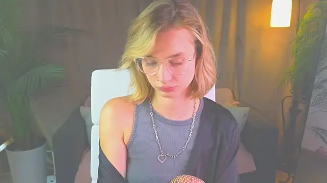 NoraMoreau Chat XXX live