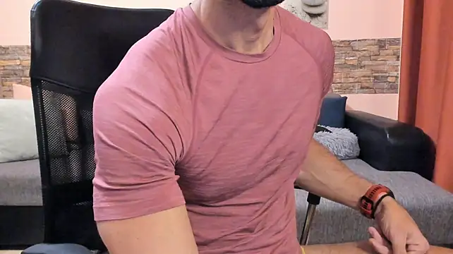 צ'אט XXX בשידור חי של HotHunkTrainer