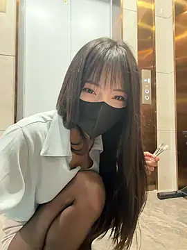 Xiao-Lin - 户外电梯口刺激脱内衣漏奶1分钟