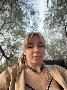 Crazy-Rosa - Hi guys 💋play with me 🌟