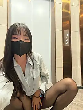 Xiao-Lin - 户外电梯口刺激脱内衣漏奶1分钟