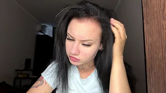 Ava_Lanchee Show in webcam