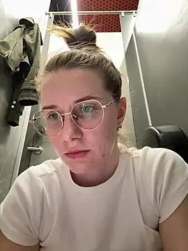 FReyja_44 - Slap a wet pussy