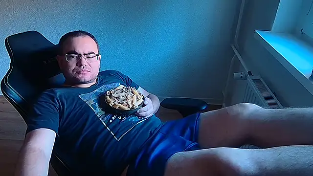 Latexboy893 élő XXX-chatje