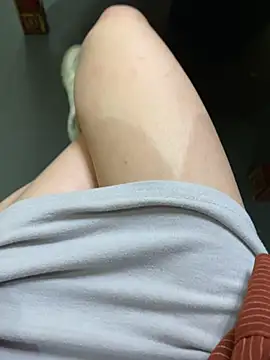 Littleqiu - 户外咖啡厅吧台搞刺激，达到目标现场上半身全裸带乳夹