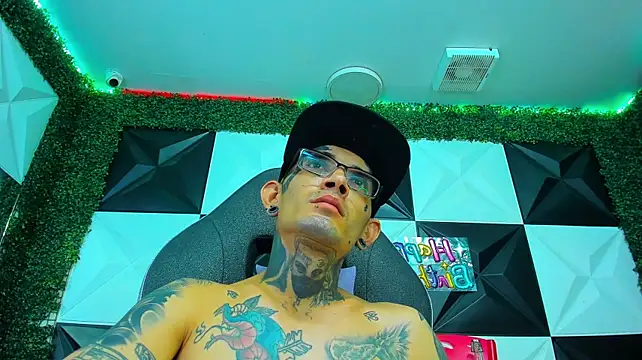 Boy_tatto77's Live XXX Chat