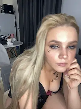 April_Purr Adlı Modelin Canlı XXX Sohbeti