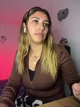 AliceTeenager___ Adlı Modelin Canlı XXX Sohbeti