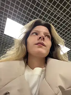 MaryHiggins - Sucking dildo with saliva on tits
