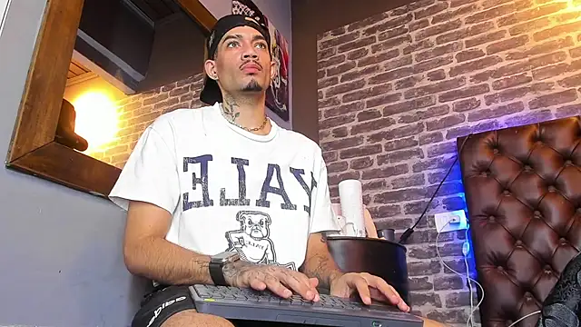 Daniel_huge22: διαδικτυακό σόου στην κάμερα