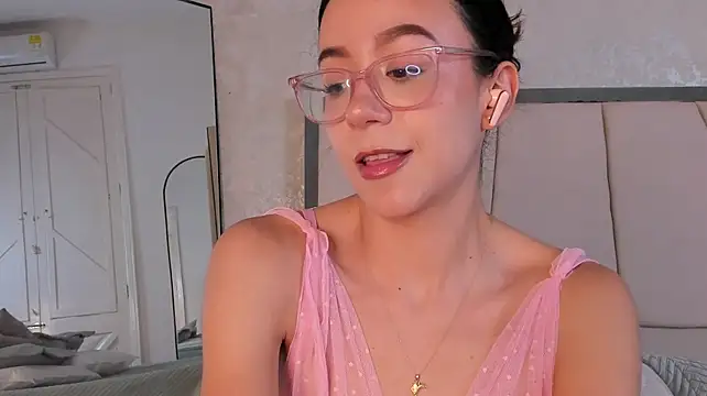 Arii_wilde - Hands squeezing my butt tightly