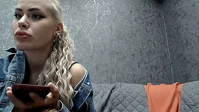 Show modela BlondieAdel na web-kameri